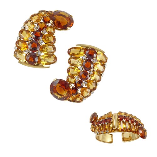 Art Deco two-tone citrine scroll cluster double-clip brooches forming a bangle by Cartier, Paris, each scroll in the form of stylised boteh, also known as paisley shape,